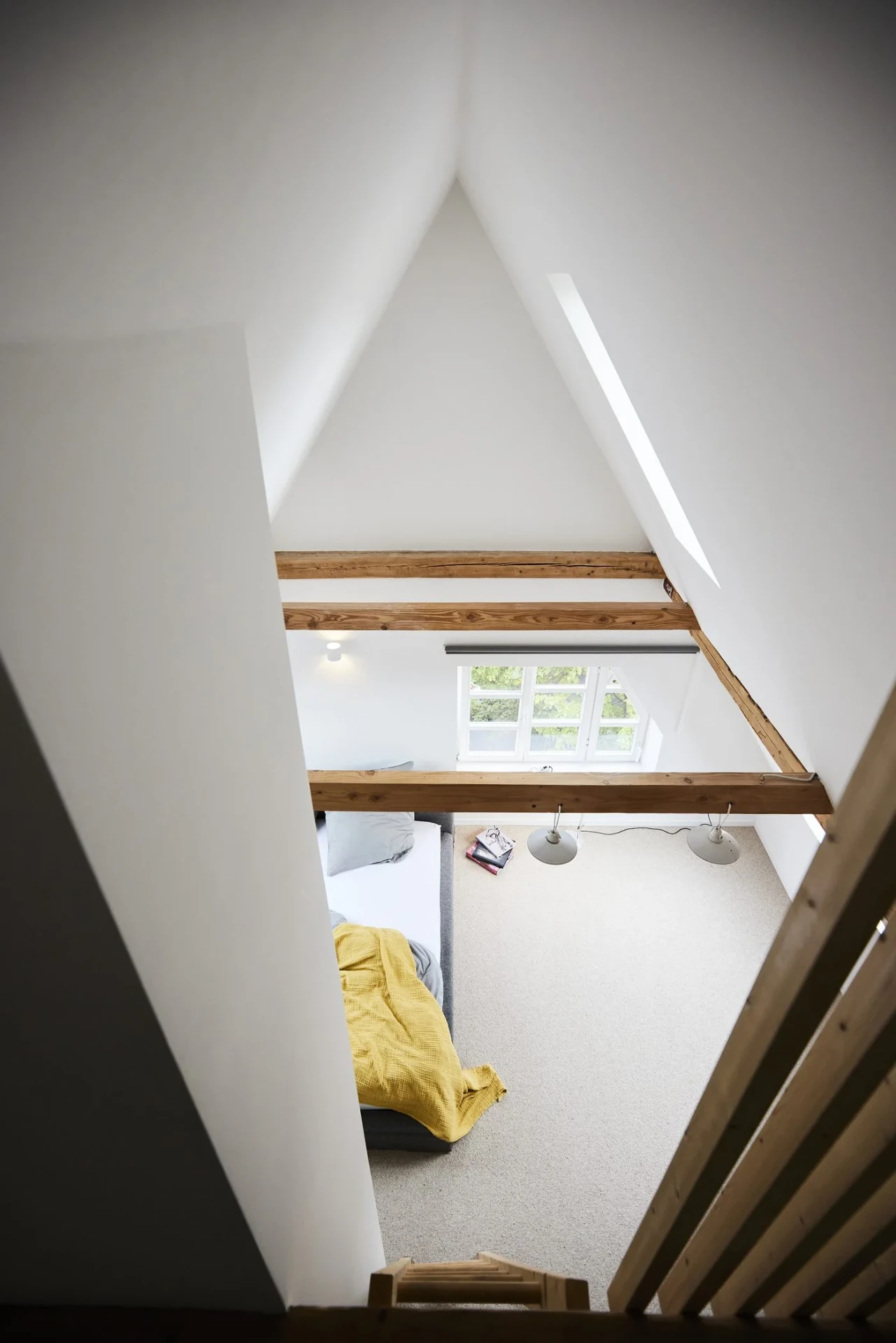 Blick in das Schlafzimmer der Alten Goldschmiede mit offenem Giebel und sichtbarem Dachstuhl
