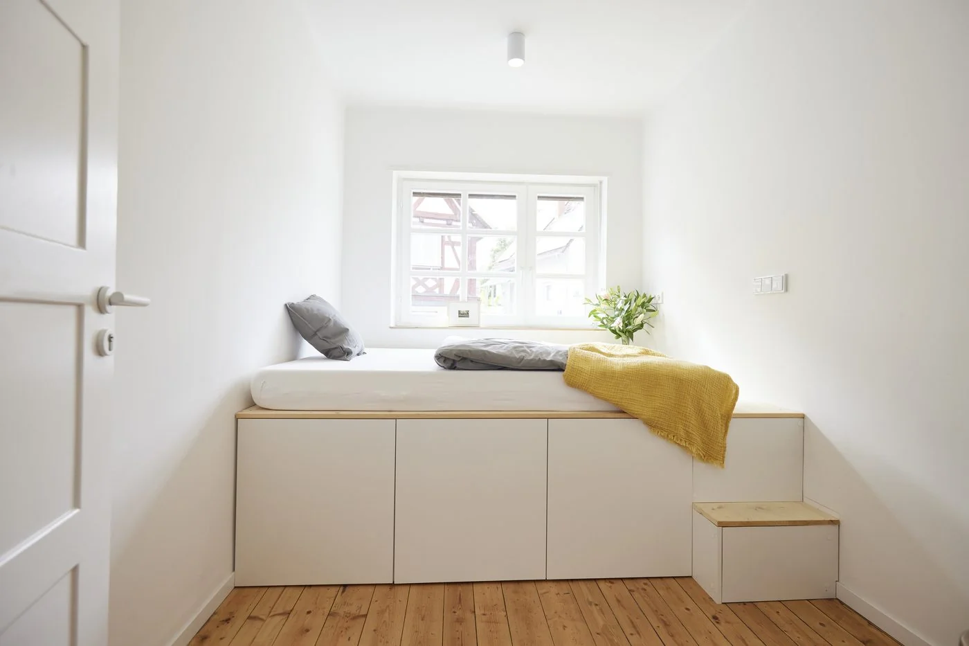 Eingebaute Schlafnische mit Stauraum unter dem Fenster in der Alten Goldschmiede, Klingenmünster