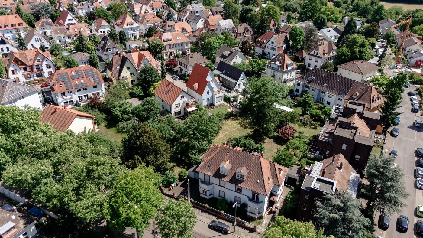 Luftaufnahme von Mannheim-Feudenheim mit Haus 151 in einem grünen Wohnviertel
