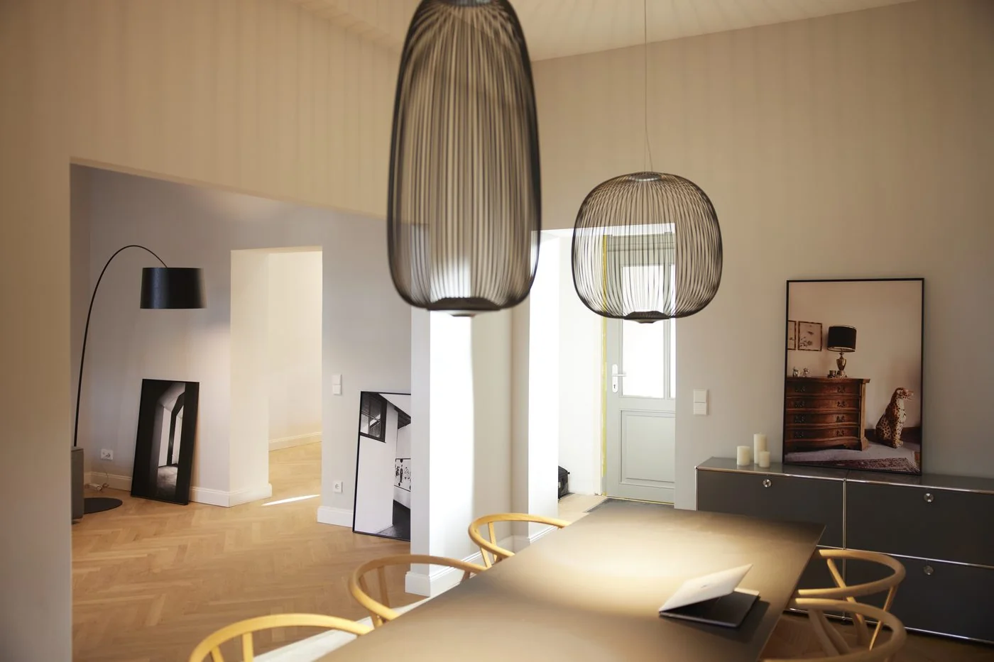 Essbereich im Ostbek 6 mit Foscarini-Pendelleuchten, Esstisch und Designersideboard
