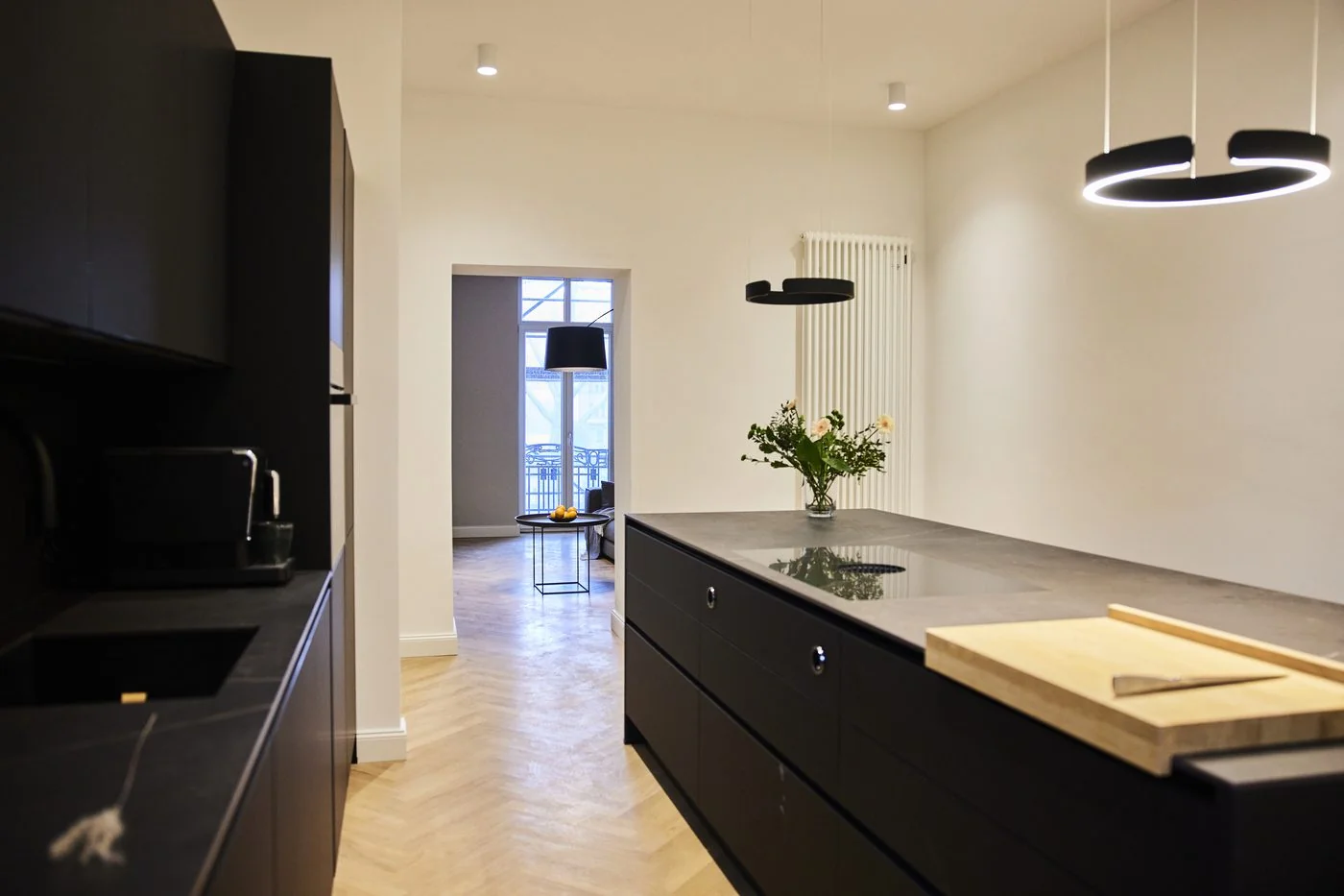 Offene Küche mit Blick in den Salon einer sanierten Gründerzeitwohnung Ostbek 6 in Mannheim-Oststadt
