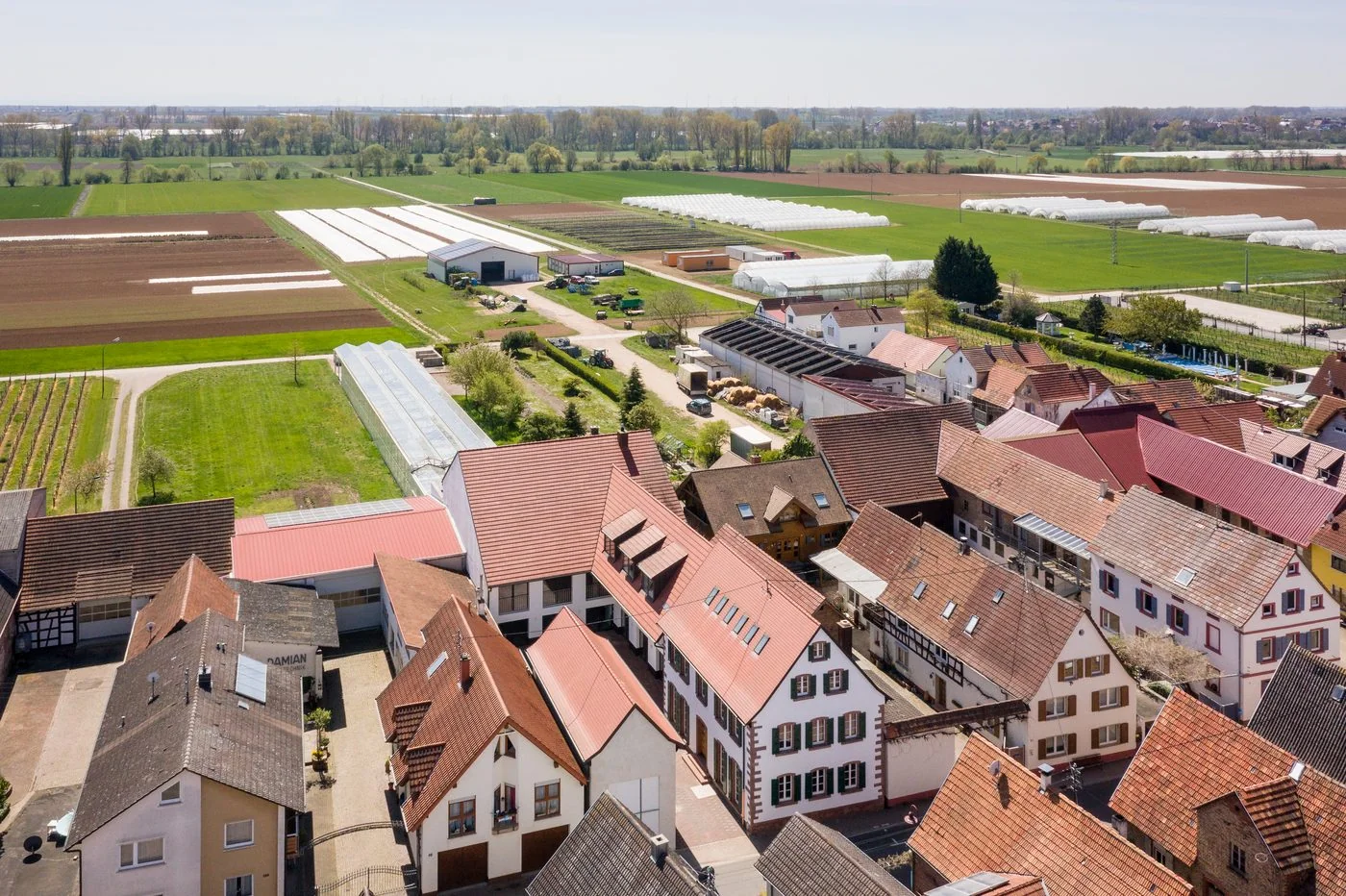 Luftaufnahme von Böbingen, Südpfalz, mit dem Quartier-Pfalz-Areal im Ortskern
