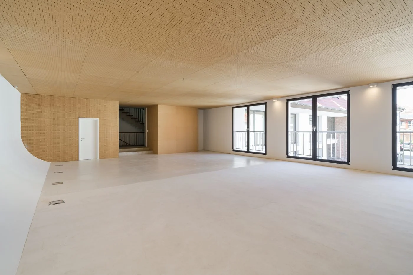 Großer Loftraum im Quartier Pfalz mit Holzdecke und französischen Balkonen, kurz vor der Übergabe